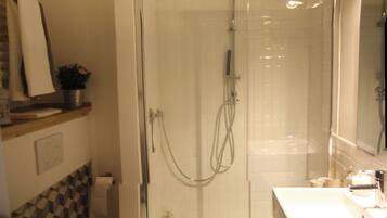 Combined shower/bathtub, free toiletries, hair dryer, bidet