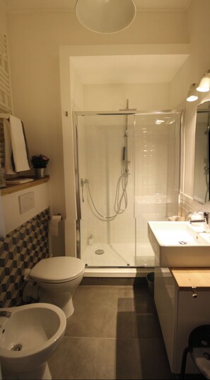 Combined shower/bathtub, free toiletries, hair dryer, bidet - house in the medieval district of Tivoli (Tivoli)