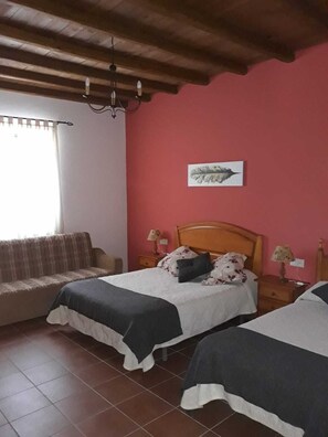 4 chambres, fer et planche à repasser, draps fournis