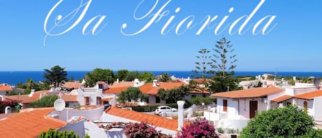 A coastal town with white buildings and red roofs, labeled "Sa Florida".