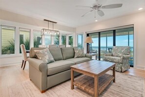 House, 3 Bedrooms | Living room | TV