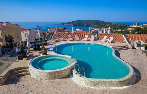 Seasonal outdoor pool - Villa Alex Becici (Becici)