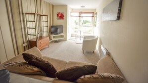 Apartment, 2 Bedrooms | Living room