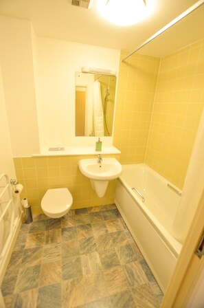 Appartement, 2 slaapkamers | Badkamer | Een bad/douchecombinatie, een regendouche, een haardroger, handdoeken