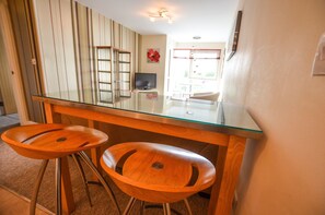 Apartment, 2 Schlafzimmer | Essbereich im Zimmer