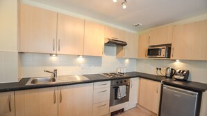Apartment, 2 Bedrooms | Private kitchen