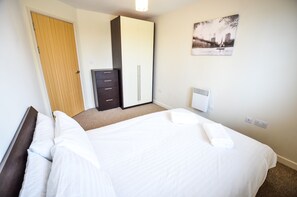 Appartement, 2 slaapkamers | Een strijkplank/strijkijzer, gratis wifi, beddengoed