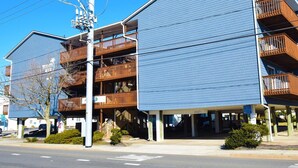Un hôtel à plusieurs étages, doté de balcons et d’un parking couvert.