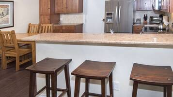Condo, 2 chambres | Cuisine privée | Cafetière-théière, réfrigérateur, un four, grille-pain