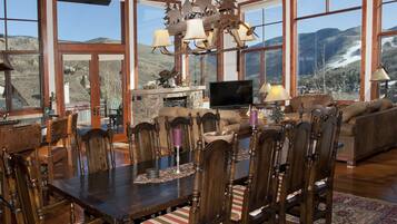 House, 6 Bedrooms | Dining