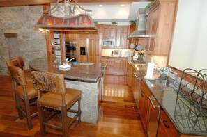 House, 6 Bedrooms | Private kitchen | Dining tables - Robason 6 Bedroom Home by RedAwning (Vail)