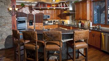 House, 6 Bedrooms | Private kitchen | Dining tables