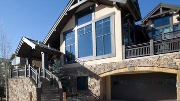 House, 6 Bedrooms | Exterior