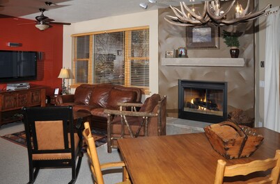 Canyon Run I-101 3 Bedroom Condo by RedAwning