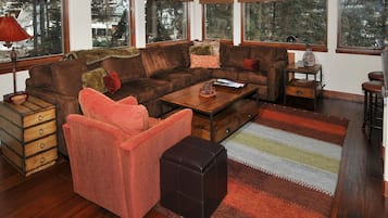 Condo, 2 Bedrooms | Interior