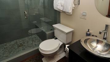 Condo, 2 Bedrooms | Bathroom | Hair dryer, towels, shampoo