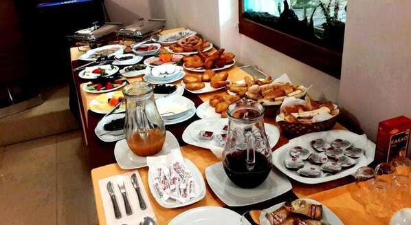 Café da manhã com buffet grátis todos os dias