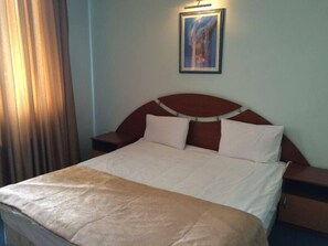 Minibar, in-room safe, desk, soundproofing - ATFK Hotel Baku (Baku)