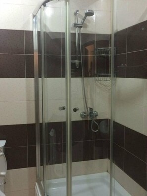 Chuveiro, produtos de toalete grátis, secador de cabelo 