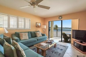 Living room - Carlos Pointe 421 - 2 Br Condo (Fort Myers Beach)