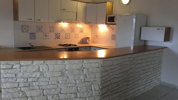 Een koelkast, een microgolfoven, een oven, een kookplaat