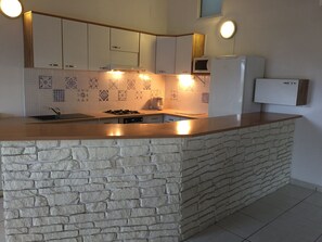 Fridge, microwave, oven, stovetop - LA VILLA DES SABLES, quiet near the Mediterranean Sea (Agde)