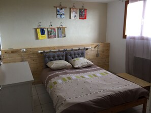 4 Schlafzimmer, Schreibtisch, Bügeleisen/Bügelbrett, Reisekinderbett