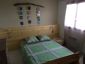 4 bedrooms, desk, iron/ironing board, travel cot