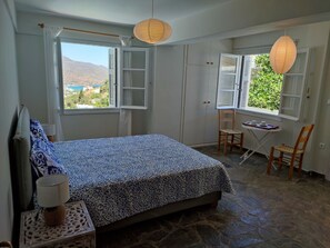Iron/ironing board, free WiFi, bed sheets - Astra, Pyrgos Sareli 1690 – a Heritage Mansion (Andros)