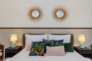 شقة كلاسيكية | ميني بار وبديكورات فريدة لكل غرفة وطراز فريد لكل وحدة وستائر تعتيم