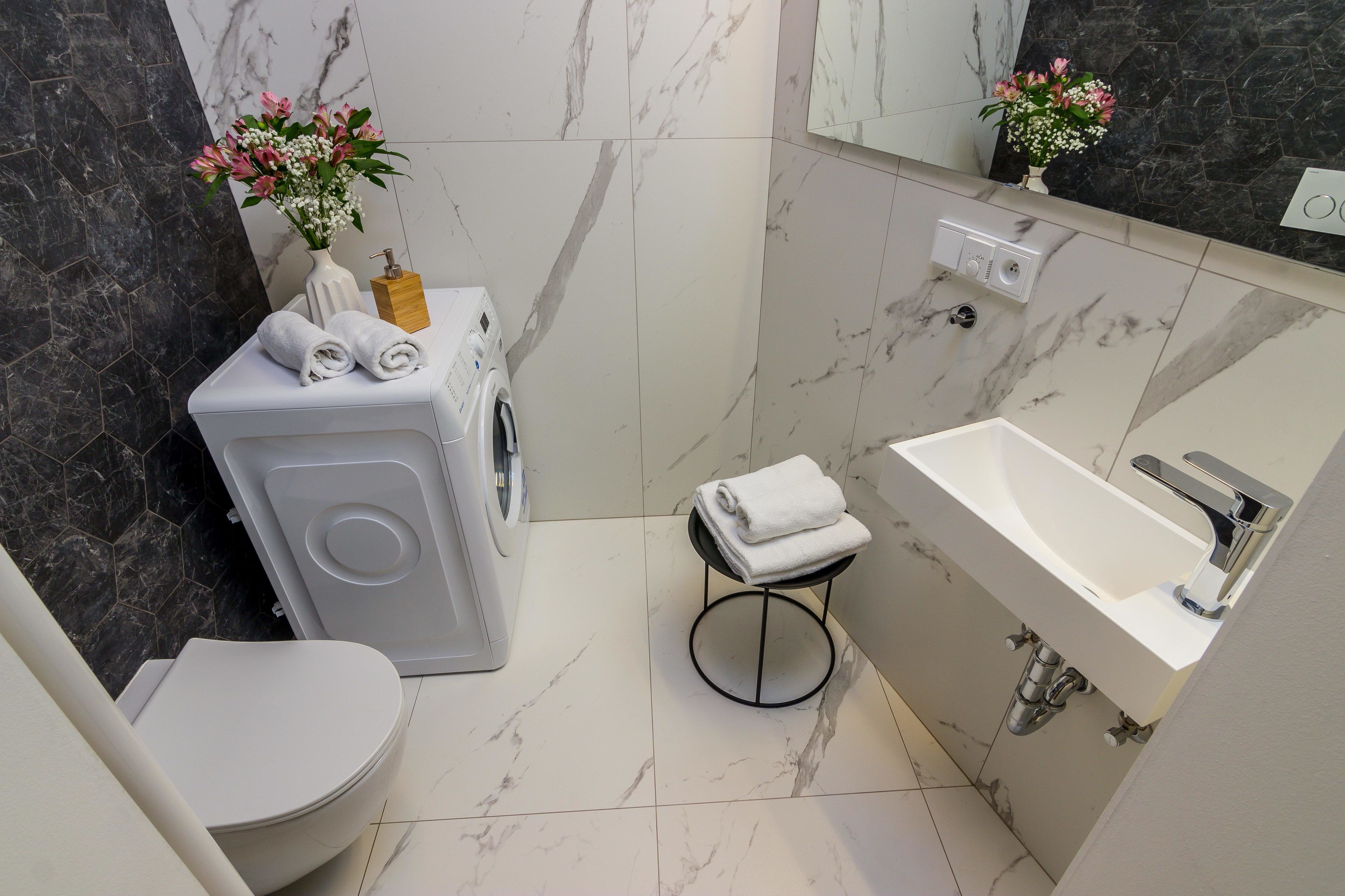 Apartament clàssic | Bany | Dutxa, articles de tocador gratuïts, assecador de cabells i sabatilles 