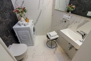 شقة كلاسيكية | حمام | تجهيزات دش، مستلزمات مجانية للعناية الشخصية، مجففات شعر، خف للقدمين