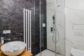 Apartamento clássico | Banheiro | Chuveiro, produtos de toalete grátis, secador de cabelo, chinelos