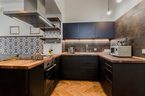 Departamento clásico | Cocina privada | Refrigerador con congelador, horno, parrilla de estufa y lavavajillas 