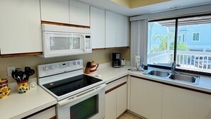 Apartment, 2 Bedrooms | Private kitchen