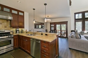 Huoneisto, 3 makuuhuonetta | Yksityinen keittiö | Jääkaappi, uuni, kahvin-/teenkeitin, leivänpaahdin