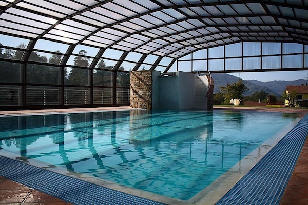 Piscina stagionale all'aperto, ombrelloni da piscina, lettini