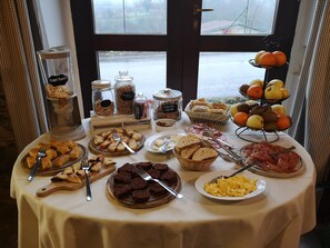 Se ofrece un desayuno completo todos los días (por un coste adicional)