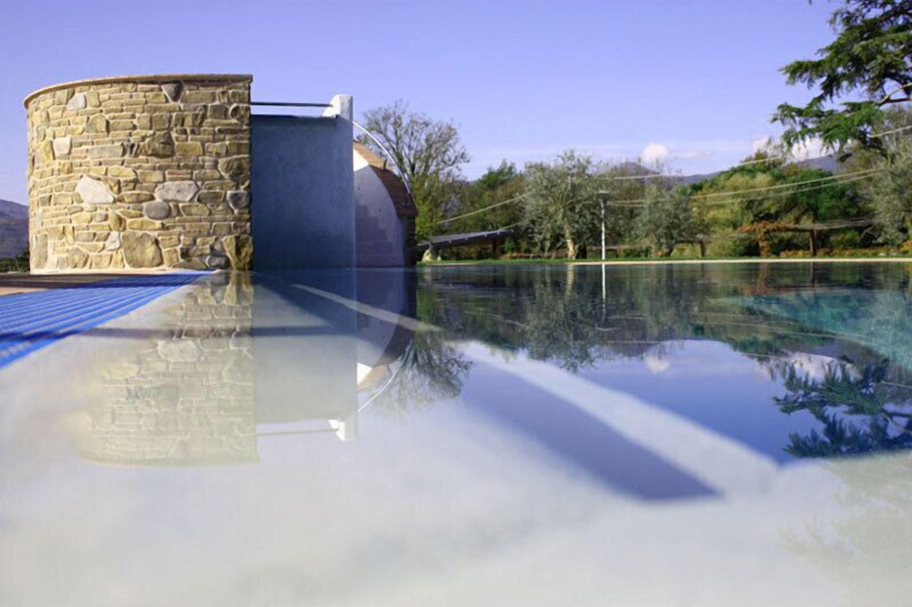 Een seizoensgebonden buitenzwembad, parasols voor strand/zwembad