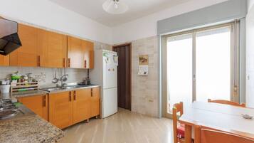 Frigorifero, forno, piano cottura, bollitore elettrico