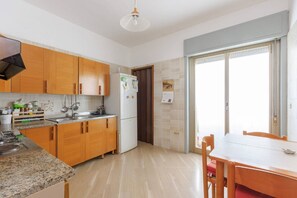 Frigorifero, forno, piano cottura, bollitore elettrico