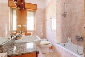 Duschwanne, Haartrockner, Bidet, Handtücher