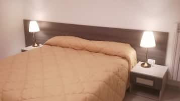 2 habitaciones, escritorio y tabla de planchar con plancha