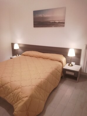 2 Schlafzimmer, Schreibtisch, Bügeleisen/Bügelbrett