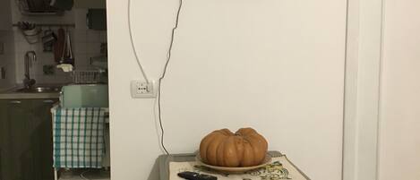 Fridge, oven, stovetop, electric kettle