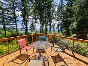 Outdoor dining - Retreat to wine country (Amity)