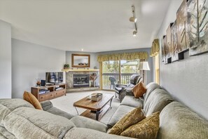 Stadtwohnung, 2 Schlafzimmer | Wohnzimmer | Fernseher, Kamin