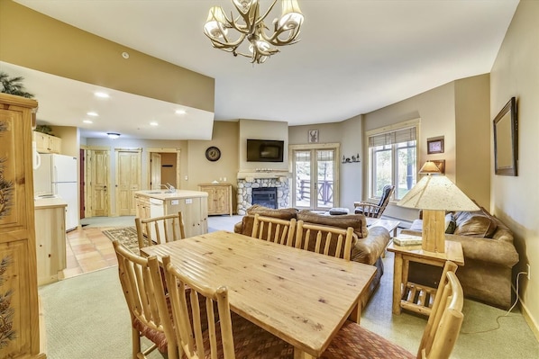 Condo, 2 Bedrooms | Private kitchen | Microwave, cookware/dishes/utensils