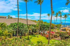 Property grounds - Condo w/ Sunset Ocean Views & Shared Pool/Tennis - Beach Across the Street (Kihei)
