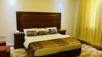 Standard Room | In-room safe, desk, laptop workspace, blackout drapes